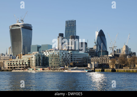 Die City of London vom South Bank mit dem Gerkin und dem Walkie Talkie Tower kurz vor der Fertigstellung, im März 2014, London UK Stockfoto