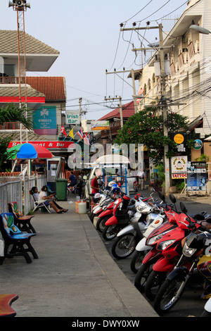 Kleine Motorräder sind einfach das beste Transportmittel in der geschäftigen Thai Hau Hin. Stockfoto