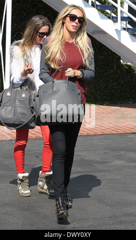 Petra Ecclestone Geschäfte am Melrose Place mit einem Freund in Los Angeles, Kalifornien - 12.10.12 Featuring: Petra Ecclestone wo: USA bei: 12. Oktober 2012 Stockfoto