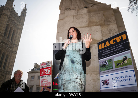 Kerry McCarthy, Arbeits-Wartungstafel für Bristol East, spricht bei der britischen Badger Cull Protest außerhalb des Parlaments in London Stockfoto