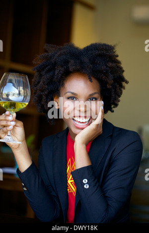 Porträt der jungen Frau mit Weinglas in der hand Stockfoto