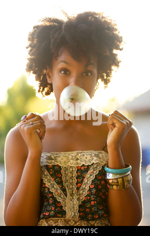 Porträt der stilvolle junge Frau, die Seifenblase Stockfoto