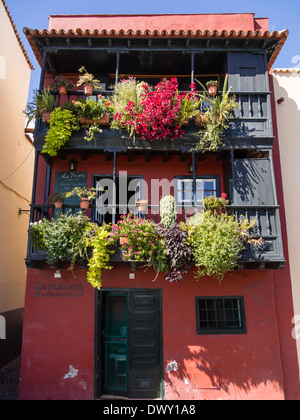 Balkonen verziert mit Blumen an der Küstenstraße Avenida Maritima in Santa Cruz, La Palma, Kanarische Inseln, Spanien. Stockfoto