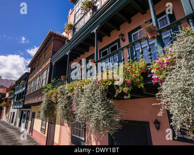 Balkonen verziert mit Blumen an der Küstenstraße Avenida Maritima in Santa Cruz, La Palma, Kanarische Inseln, Spanien. Stockfoto