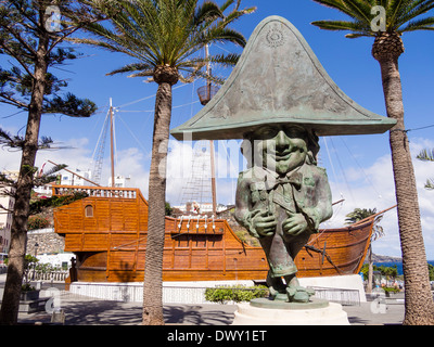 Es steht eine Statue eines Zwergs (in Anlehnung an Napoleon) vor Museo Naval Santa Maria in Santa Cruz, La Palma, Kanaren. Stockfoto