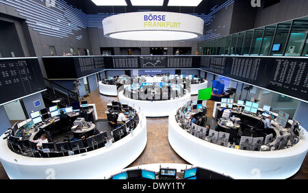 Frankfurt Main, Deutschland. 14. März 2014. Makler Blick auf Monitore an der Börse in Frankfurt Main, Deutschland, 14. März 2014. Der deutsche Aktienindex DAX ging unter 9.000 Punkte am Nachmittag. Foto: BORIS ROESSLER/Dpa/Alamy Live News Stockfoto