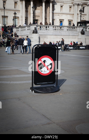 Ein Schild Sie nicht zu füttern der Tauben am Trafalgar Square. Stockfoto