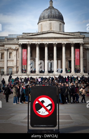 Ein Schild Sie nicht zu füttern der Tauben vor der National Gallery am Trafalgar Square Stockfoto