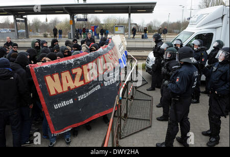 Kirchweyhe, Deutschland. 14. März 2014. Einige linke autonome Demonstranten antreten mit der Polizei zum protest gegen die Beteiligung der rechten in die Vigil für getötet Daniel S. in Kirchweyhe, Deutschland, 14. März 2014. Vor dem Bahnhof versammelten sich Hunderte von Menschen für eine Mahnwache zum Gedenken an die Gewalttat an der Bushaltestelle. Das Aussehen der autonomen Gruppe richtete sich gegen ein paar Rechtsextremisten, die versucht, die Gewalt getan, um Daniel S. für ihre eigenen Zwecke zu verwenden. Foto: INGO WAGNER/Dpa/Alamy Live News Stockfoto