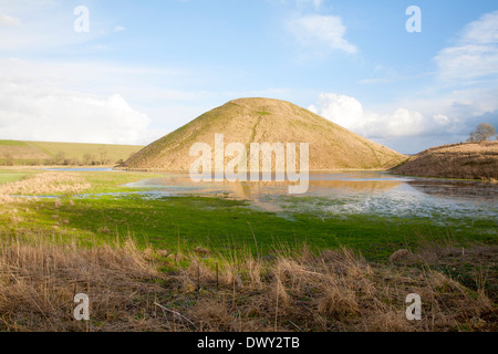 Silbury Hill alten neolithischen Menschen verursachten Kreide Hügel in Avebury, Wiltshire, England mit Hochwasser im Vordergrund Stockfoto