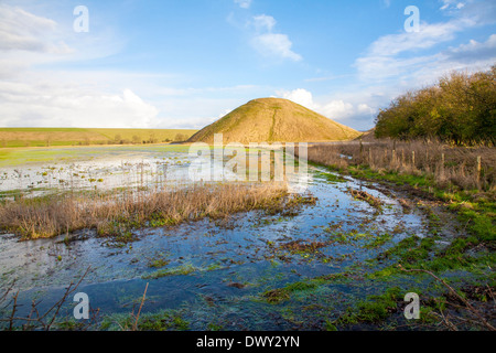 Silbury Hill alten neolithischen Menschen verursachten Kreide Hügel in Avebury, Wiltshire, England mit Hochwasser im Vordergrund Stockfoto