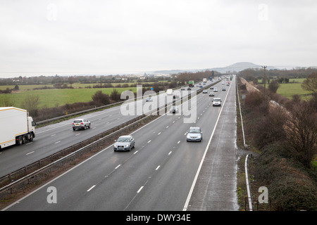 Verkehr auf der Autobahn M5 in der Nähe von Bridgwater, Somerset, England, Blick nach Norden im Winter fahren Stockfoto