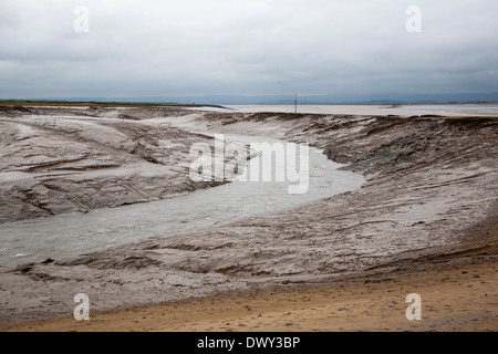 Schlammigen Kanal Fluss Brue bei Ebbe in der Nähe seiner Mündung in Burnham auf Meer, Somerset, England Stockfoto