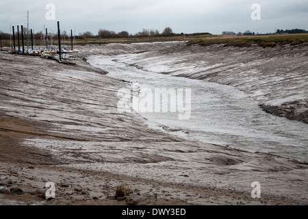 Schlammigen Kanal Fluss Brue bei Ebbe in der Nähe seiner Mündung in Burnham auf Meer, Somerset, England Stockfoto