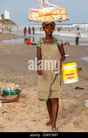 Anbieter am Strand, Accra, Ghana, Afrika Stockfoto