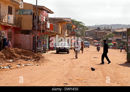 Hauptstraße durch Anyaa, Accra, Ghana, Afrika Stockfoto