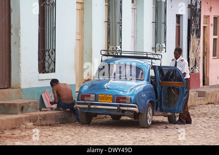 Alltag in Kuba - arbeiten am Auto auf Trinidad, Kuba, Westindische Inseln, Karibik, Mittelamerika im März Stockfoto