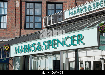 Nahaufnahme von Marks & Spencer M&S-Zeichen York North Yorkshire England Großbritannien GB Großbritannien Stockfoto