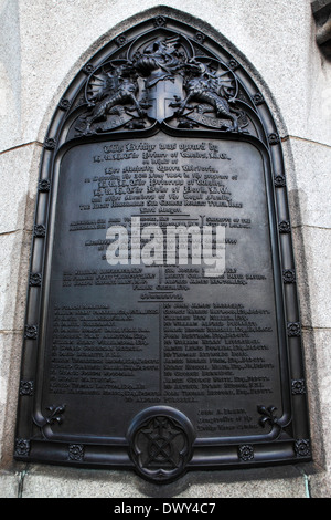 Gedenktafel anlässlich der Eröffnung der Tower Bridge in London, England. Stockfoto