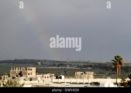 Gaza-Stadt, Gazastreifen, Palästinensische Gebiete. 14. März 2014. Der Nahal Oz-Grenzübergang mit Israel wird vor Regenbogen östlich von Gaza-Stadt, 14. März 2014 gesehen. Nach Monaten der Ruhe begann eine neue Runde der Gewalt zwischen Israel und dem Gazastreifen. Israel hat intensive Luftangriffe im Gazastreifen am 12. März nach militanten dort die größte Raketenangriff auf Israel seit ein November 2012 Waffenstillstand Kredit ins Leben gerufen: Mohammed Asad/APA Images/ZUMAPRESS.com/Alamy Live News Stockfoto