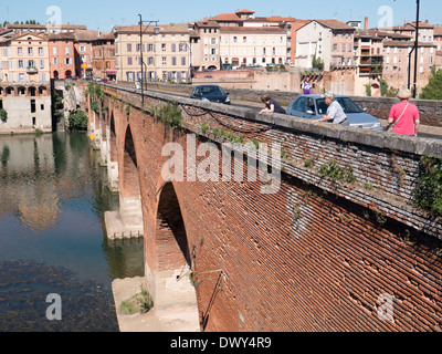 Blick auf Pont Vieux, der alten Backsteinbrücke über den Fluss Tarn in Albi, Languedoc, Frankreich Stockfoto