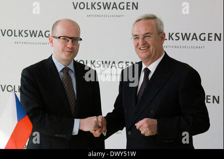 Tschechische Republik Premierminister Bohuslav Sobotka (links) und CEO der Volkswagen AG Martin Winterkorn gelten bei einer Pressekonferenz am Sitz der Volkswagen in Wolfsburg, Deutschland, 14. März 2014 in Sobotka´s zweitägigen Besuch in Deutschland. (CTK Foto/Martin Weiser) Stockfoto