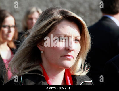 Berlin, Deutschland. 14. März 2014. Frau der Tschechischen Republik Premierminister Bohuslav Sobotka Olga Sobotkova besucht das Plotzensee-Denkmal in Berlin, Deutschland, 14. März 2014. Bildnachweis: Martin Weiser/CTK Foto/Alamy Live-Nachrichten Stockfoto