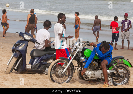 Motorräder auf Points Strand, Accra, Ghana, Afrika Stockfoto