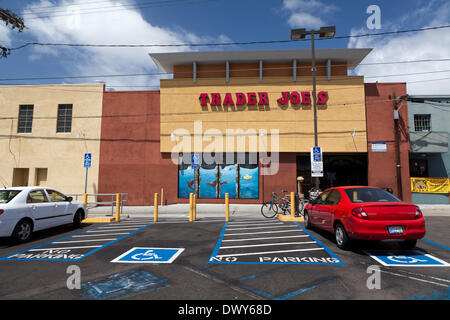 Trader Joe's in Kalifornien, fotografiert im März 2013. Parkplatz mit reservierten Plätze für Behinderte. Trader Joes gehört zu der deutschen Markus-Trust, der besitzt auch Aldi-Nord. Stockfoto