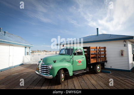 Schöner Chevrolet Pickup Truck ab ca. 1950 auf Crystal Pier, eine öffentliche Pier und Hotel. 24. März 2012. Stockfoto