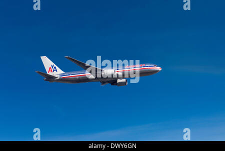 American Airlines Boeing 767-323 (ER) im Flug. (Fotomontage) Stockfoto