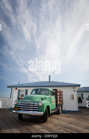 Schöner Chevrolet Pickup Truck ab ca. 1950 auf Crystal Pier, eine öffentliche Pier und Hotel. 24. März 2012. Stockfoto