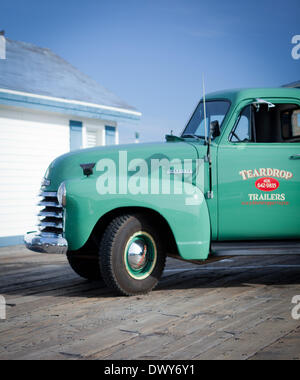 Schöner Chevrolet Pickup Truck ab ca. 1950 auf Crystal Pier, eine öffentliche Pier und Hotel. 24. März 2012. Stockfoto