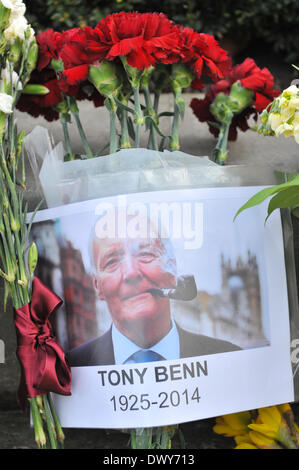 Parliament Square, London, UK. 14. März 2014. Blumen und Ehrungen im Parliament Square in Tribut überlassen Tony Benn, der gestorben ist im Alter von 88. Bildnachweis: Matthew Chattle/Alamy Live-Nachrichten Stockfoto