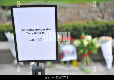 Parliament Square, London, UK. 14. März 2014. Blumen und Ehrungen im Parliament Square in Tribut überlassen Tony Benn, der gestorben ist im Alter von 88. Bildnachweis: Matthew Chattle/Alamy Live-Nachrichten Stockfoto