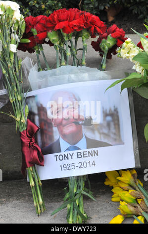 Parliament Square, London, UK. 14. März 2014. Blumen und Ehrungen im Parliament Square in Tribut überlassen Tony Benn, der gestorben ist im Alter von 88. Bildnachweis: Matthew Chattle/Alamy Live-Nachrichten Stockfoto