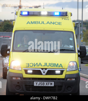 Malala Yousafzai Birminghams Queen Elizabeth Hospital mit einem Krankenwagen mit einer Polizeieskorte angekommen. Sie wurde für die Behandlung einer Wunde am Kopf Schuss von Islamabad, Pakistan transportiert. Birmingham, England - 15.10.12 mit: Malala Yousafzai W Stockfoto