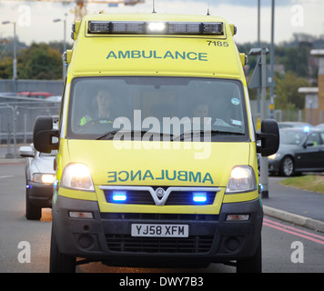 Malala Yousafzai Birminghams Queen Elizabeth Hospital mit einem Krankenwagen mit einer Polizeieskorte angekommen. Sie wurde für die Behandlung einer Wunde am Kopf Schuss von Islamabad, Pakistan transportiert. Birmingham, England - 15.10.12 mit: Malala Yousafzai W Stockfoto