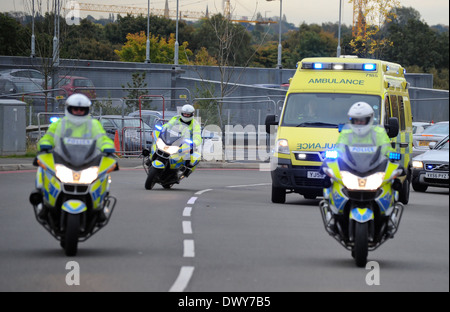 Malala Yousafzai Birminghams Queen Elizabeth Hospital mit einem Krankenwagen mit einer Polizeieskorte angekommen. Sie wurde für die Behandlung einer Wunde am Kopf Schuss von Islamabad, Pakistan transportiert. Birmingham, England - 15.10.12 mit: Malala Yousafzai W Stockfoto