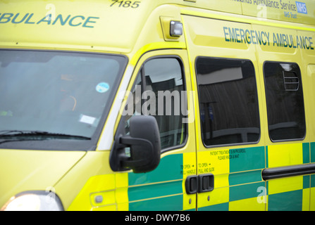 Malala Yousafzai Birminghams Queen Elizabeth Hospital mit einem Krankenwagen mit einer Polizeieskorte angekommen. Sie wurde für die Behandlung einer Wunde am Kopf Schuss von Islamabad, Pakistan transportiert. Birmingham, England - 15.10.12 mit: Malala Yousafzai W Stockfoto