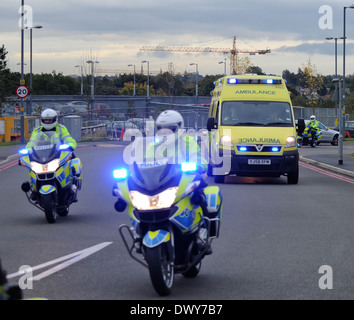 Malala Yousafzai Birminghams Queen Elizabeth Hospital mit einem Krankenwagen mit einer Polizeieskorte angekommen. Sie wurde für die Behandlung einer Wunde am Kopf Schuss von Islamabad, Pakistan transportiert. Birmingham, England - 15.10.12 mit: Malala Yousafzai W Stockfoto