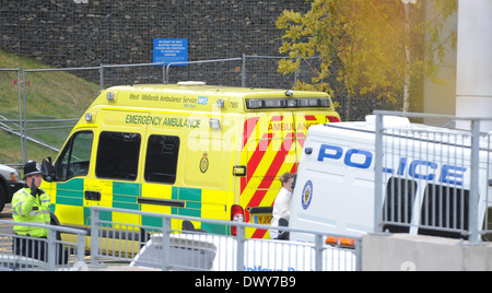 Malala Yousafzai Birminghams Queen Elizabeth Hospital mit einem Krankenwagen mit einer Polizeieskorte angekommen. Sie wurde für die Behandlung einer Wunde am Kopf Schuss von Islamabad, Pakistan transportiert. Birmingham, England - 15.10.12 mit: Malala Yousafzai W Stockfoto