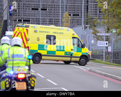 Malala Yousafzai Birminghams Queen Elizabeth Hospital mit einem Krankenwagen mit einer Polizeieskorte angekommen. Sie wurde für die Behandlung einer Wunde am Kopf Schuss von Islamabad, Pakistan transportiert. Birmingham, England - 15.10.12 mit: Malala Yousafzai W Stockfoto