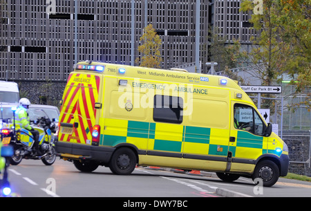 Malala Yousafzai Birminghams Queen Elizabeth Hospital mit einem Krankenwagen mit einer Polizeieskorte angekommen. Sie wurde für die Behandlung einer Wunde am Kopf Schuss von Islamabad, Pakistan transportiert. Birmingham, England - 15.10.12 mit: Malala Yousafzai W Stockfoto