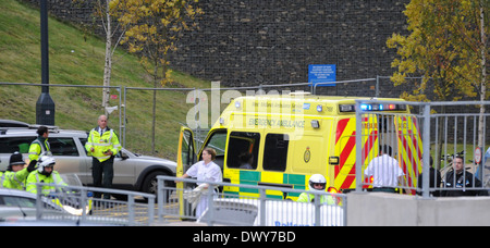 Malala Yousafzai Birminghams Queen Elizabeth Hospital mit einem Krankenwagen mit einer Polizeieskorte angekommen. Sie wurde für die Behandlung einer Wunde am Kopf Schuss von Islamabad, Pakistan transportiert. Birmingham, England - 15.10.12 mit: Malala Yousafzai W Stockfoto