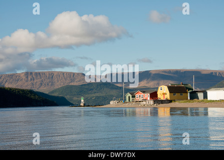 Kanada, Neufundland, Bonne Bay, Norris Point. Blick auf Woody Point und die Hochebenen des Gros Morne National Park. Stockfoto