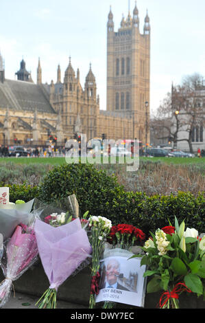 Parliament Square, London, UK. 14. März 2014. Blumen und Ehrungen im Parliament Square in Tribut überlassen Tony Benn, der gestorben ist im Alter von 88. Bildnachweis: Matthew Chattle/Alamy Live-Nachrichten Stockfoto