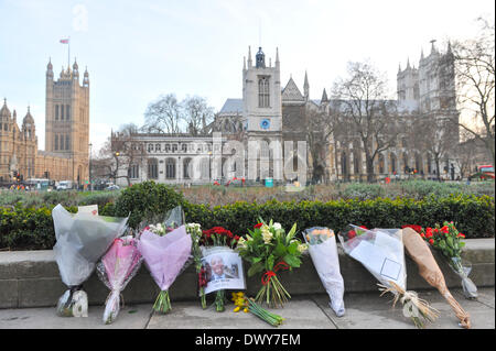 Parliament Square, London, UK. 14. März 2014. Blumen und Ehrungen im Parliament Square in Tribut überlassen Tony Benn, der gestorben ist im Alter von 88. Bildnachweis: Matthew Chattle/Alamy Live-Nachrichten Stockfoto