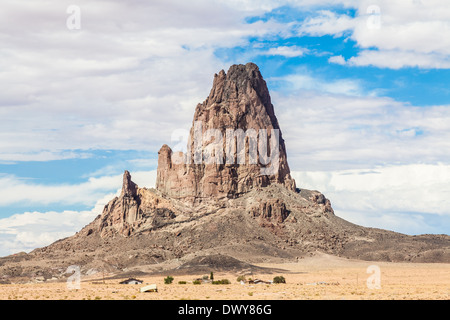 Atathla Peak, eines erloschenen Vulkans manchmal genannt El Capitan in Monument Valley auf die Navajo Reservation of Northern Arizona. Stockfoto