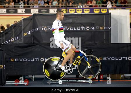 Lee Valley VeloPark, London, UK. 14. März 2014. Revolution Series Track Cycling Runde 5, Tag 1. Francois Pervis Aufwärmen Credit: Neville Stile/Alamy Live News Stockfoto